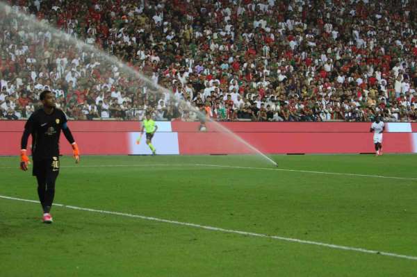 Amed Sportif Faaliyetler Beşiktaş maçı oynanırken, saha sulama sistemi açıldı