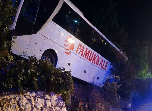 Kırkağaç'ta yolcu otobüsü kaza yaptı: 18 yaralı