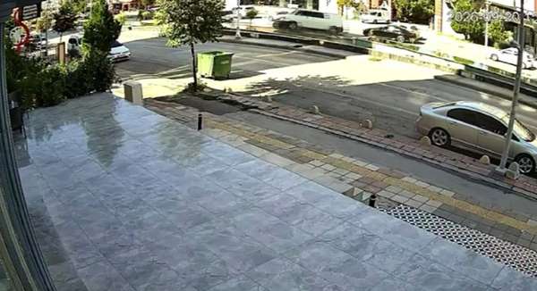Malatya'da minibüsün karşı şeride geçtiği kazada motokurye saniyelerle kurtuldu
