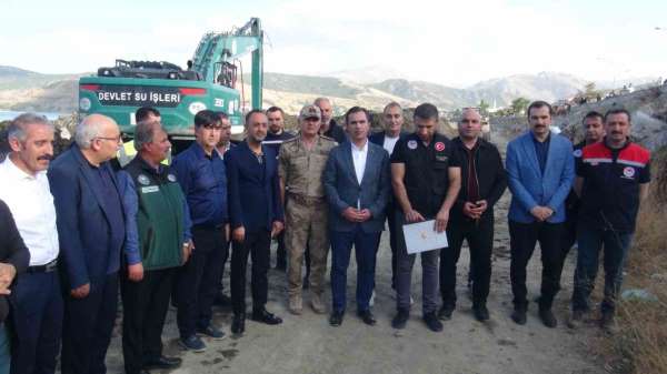 Van Gölü'nde dip çamuru temizliği hız kazandı