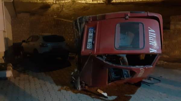 Tokat'ta minibüs şarampole devrildi: 2 yaralı 