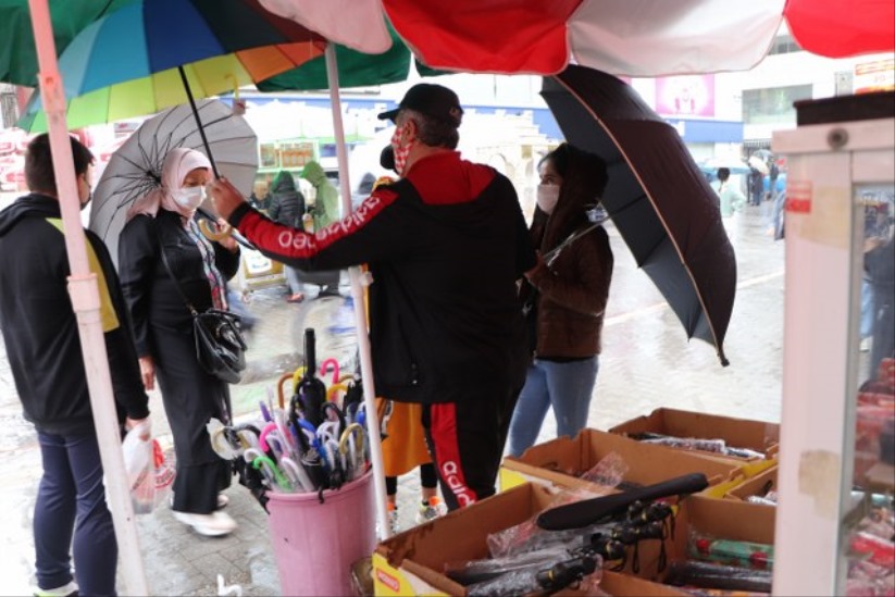 Samsun'da şemsiyeler yok satıyor