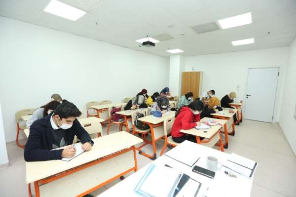 Çayırova'da üniversiteye hazırlık kursları başladı 