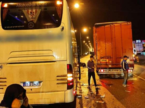 Samsun'da yolcu otobüsü tıra arkadan çarptı: 2 yaralı 