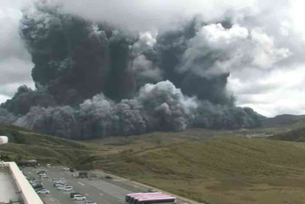 Japonya'da volkanik hareketlilik alarmı: Aso Yanardağı'nda patlama meydana geldi