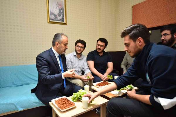 Üniversiteliler su indirimini çiğ köfte partisiyle kutladı