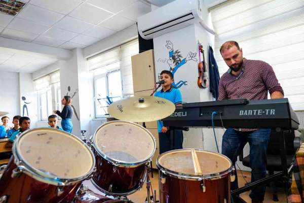 Şehitkamil'de öğrencilere enstrüman desteği - Gaziantep haber