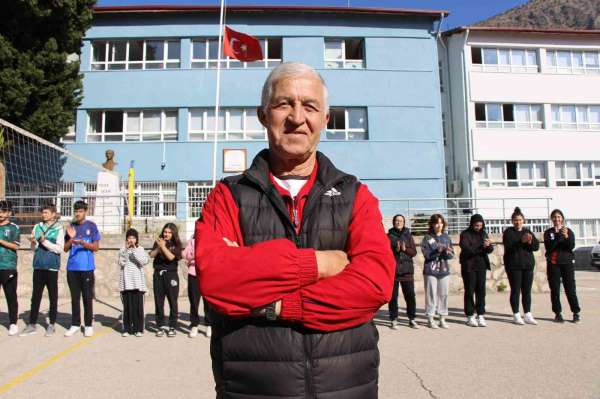 42 yıl aynı okulda görev yapan 'Nadir Hoca'ya alkışlı veda