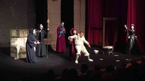 Azerbaycanlı tiyatrocular 'Kral Ölüyor'u Amasya'da sahneledi