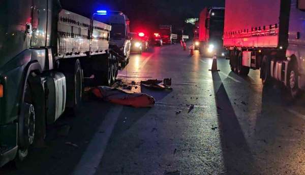 Anadolu Otoyolu'nda feci kaza: Genç tır şoförü lastik değiştirirken başka bir tırın altında kaldı