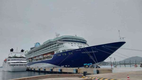 Bodrum'a 2 gemi ile 2 bin 64 yolcu geldi