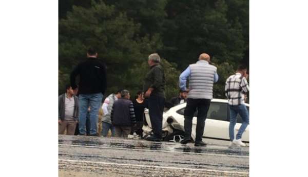 Kamyonet ile otomobilin çarpıştığı kazada 5 kişi yaralandı