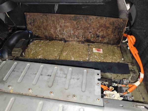 Akünün altına gizlenen 4 kilo 560 kilo esrar ele geçirildi