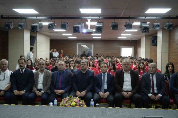 Ertuğrul Sağlam'dan gençlere ahlak ve başarı tavsiyesi