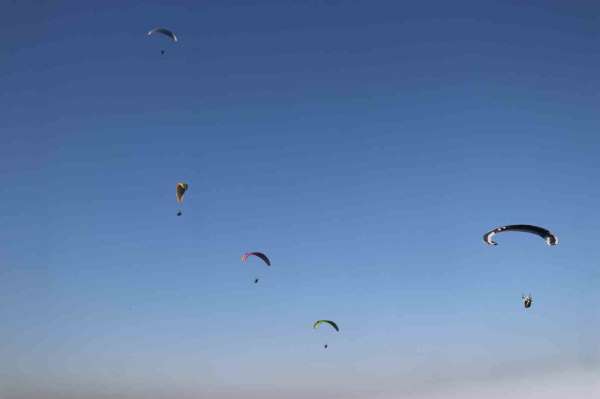 Selin etkilerini geçerken, gökyüzü de paraşütlerle renklendi