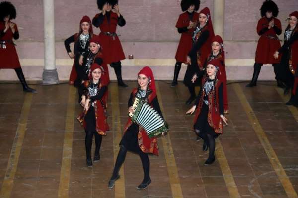 Gürcistan halk dansları topluluğunun gösterisi büyük beğeni kazandı