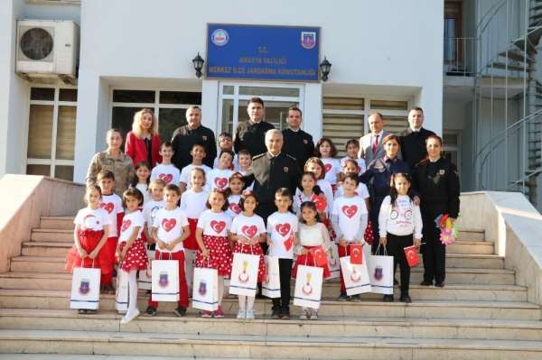 Jandarma, 'Dünya Çocuk Hakları Günü'nde öğrencileri konuk etti 