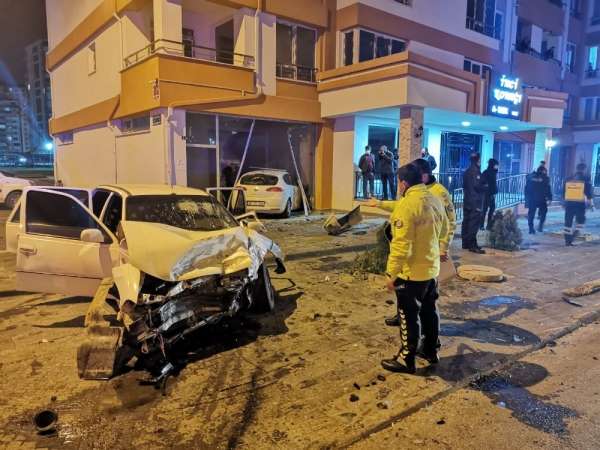Kaza yapan otomobil dükkana girdi: 6 yaralı
