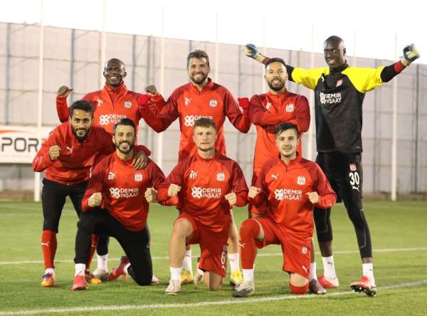 Sivasspor'da 2 futbolcu korona virüse yakalandı