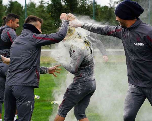 Trabzonspor'da Yusuf Sarı'ya Brezilya usulü doğum günü kutlaması