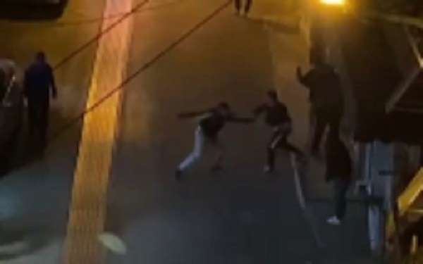 İzmir'de 2 kişinin yaralandığı sokak ortasındaki bıçaklı kavga kamerada - İzmir haber