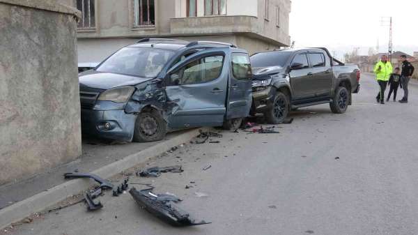 Yüksekova'da trafik kazası: 3 yaralı - Hakkari haber