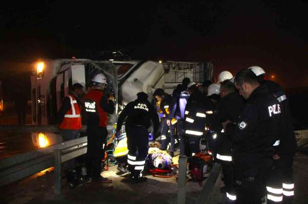 Amasya'da hurda yüklü tır devrildi, araçta sıkışan sürücüyü ekipler kurtardı