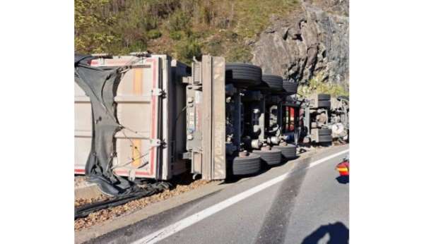 Ordu'da devrilen tırın altında kalan sürücü hayatını kaybetti