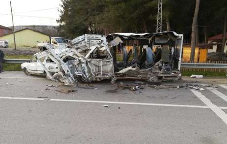 Yolcu otobüsü minibüse çarptı: 1 ölü, 1 yaralı