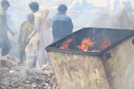 Pakistan'daki yangında 100 ev enkaza döndü 
