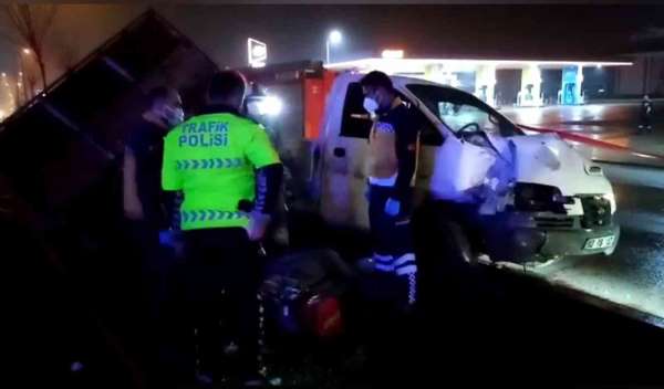 Aydınlatma direğine çarpan kamyonetin sürücüsü camdan fırlayarak hayatını kaybettiFeci kaza kamerada - Bursa haber