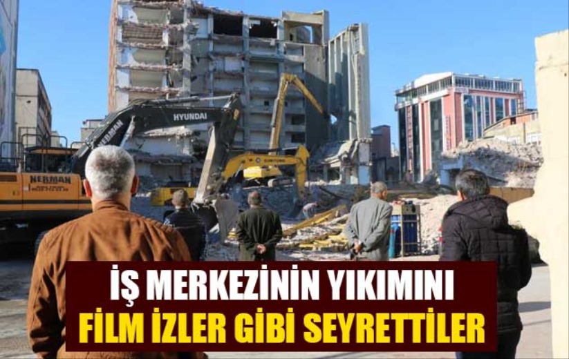 Samsun'da iş merkezinin yıkımını film izler gibi seyrettiler