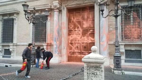 İtalya'da iklim aktivistlerinden Senato binasına boyalı saldırı: 5 gözaltı