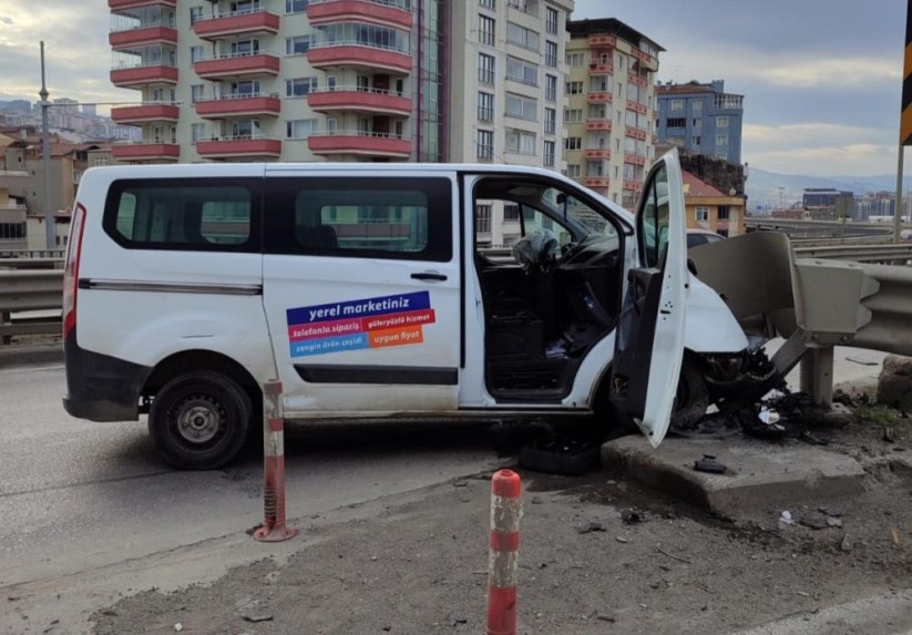 Samsun'da minibüs bariyere çarptı: 1 yaralı