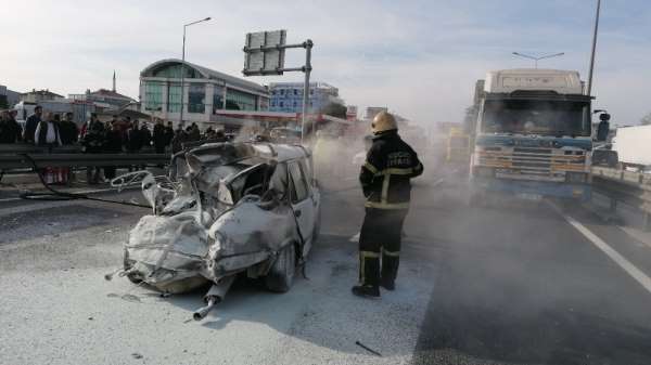 Kazaya karışan araç alev alev yandı: 2 yaralı 