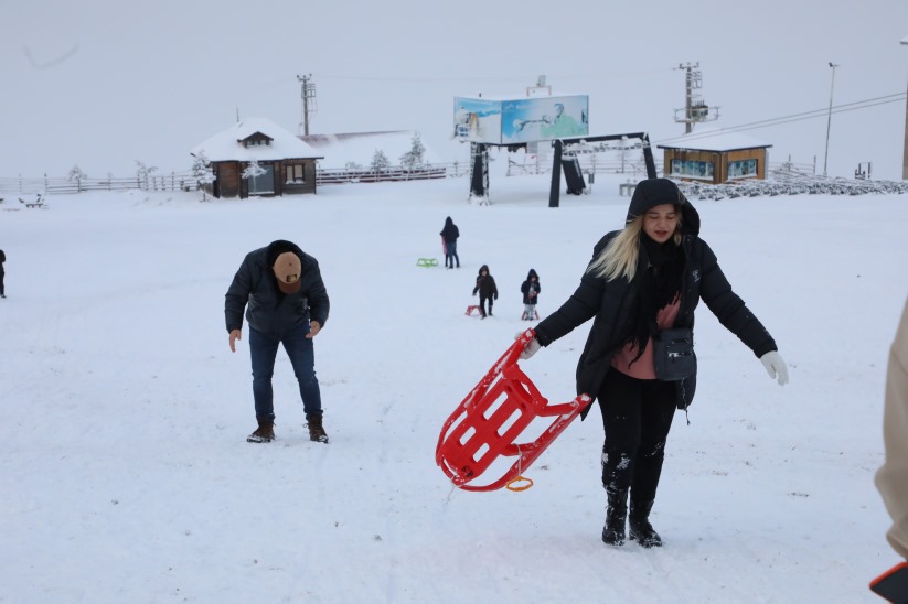Samsun'da kar yağdığını duyan kayak merkezine koştu
