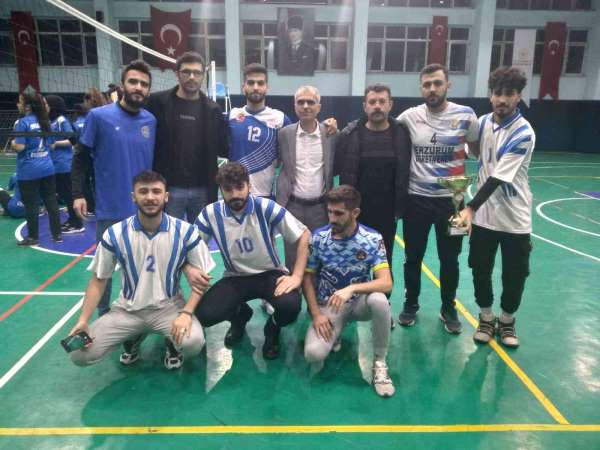 Voleybol turnuvasında renkli görüntüler ortaya çıktı