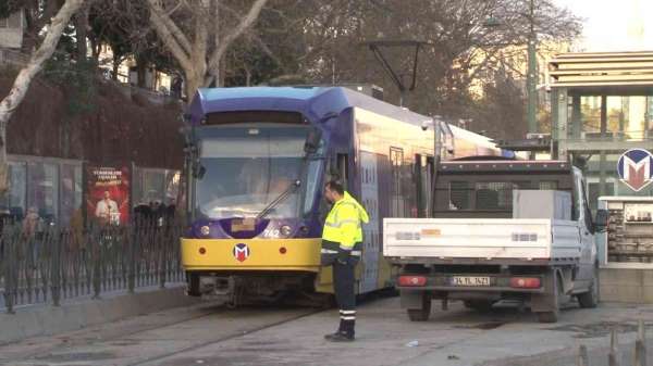 Kabataş'ta raydan çıkarak kaza yapan tramvay kaldırıldı
