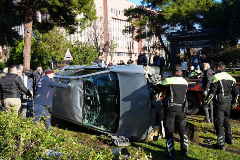 Samsun'da kazaya karışan otomobil tramvay yoluna devrildi, facianın eşiğinden dönüldü!