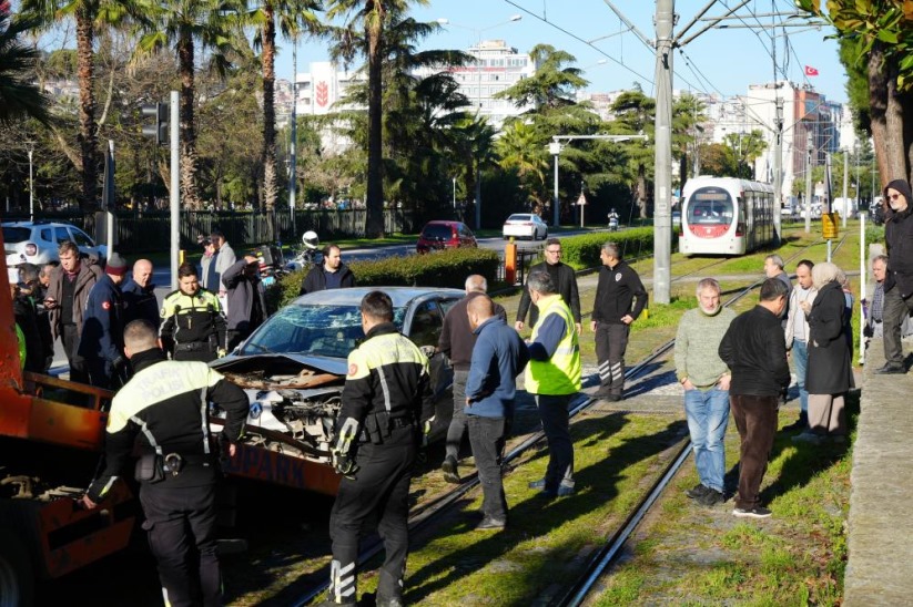 Samsun'da kazaya karışan otomobil tramvay yoluna devrildi, facianın eşiğinden dönüldü!