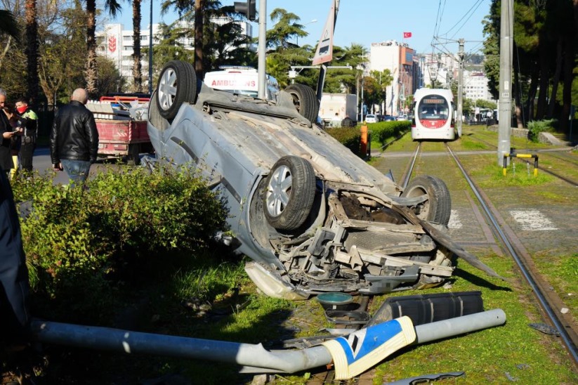 Samsun'da kazaya karışan otomobil tramvay yoluna devrildi, facianın eşiğinden dönüldü!