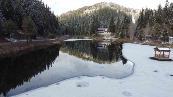 Akgöl Tabiat Parkı'nda kartpostallık kar manzarası