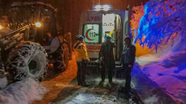 Ünye'de karla kaplı yolda ekipler, hasta kadın için seferber oldu