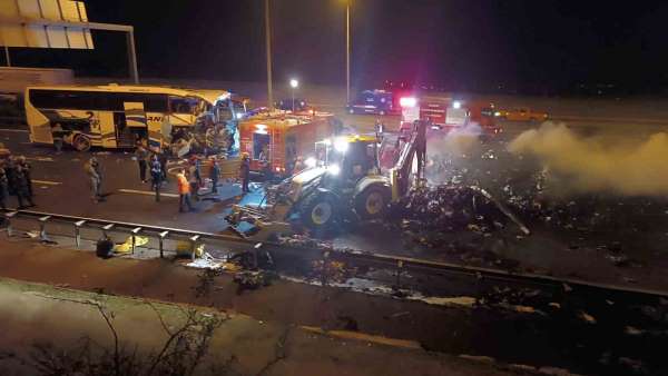 TAG Otoyolu'nda otomobil, otobüs ve tırın karıştığı zincirleme kaza: 1 ölü, 19 yaralı