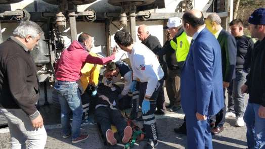 Samsun'da ayva yüklü tır devrildi: 1 yaralı 