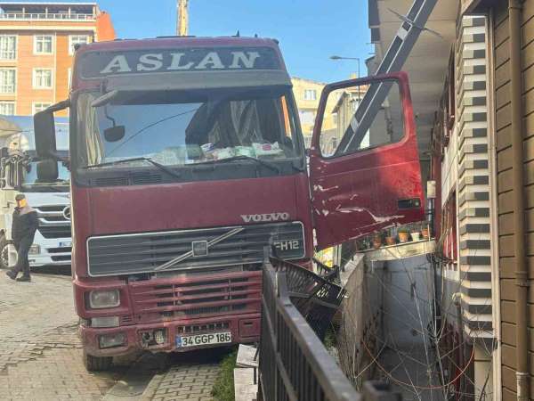 Kağıthane'de inanılmaz kaza: El frenini çekmeyi unuttuğu hafriyat kamyonunu durdurmaya çalışırken aşağı düştü