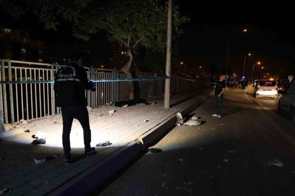 Adana'da feci kaza... Kontrolden çıkan motosiklet kaldırıma çarpıp sürüklendi: 2 ölü