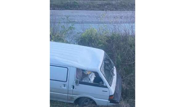Arı kovanı yüklü minibüs kaza yaptı, kaza yerine kimse yaklaşamadı