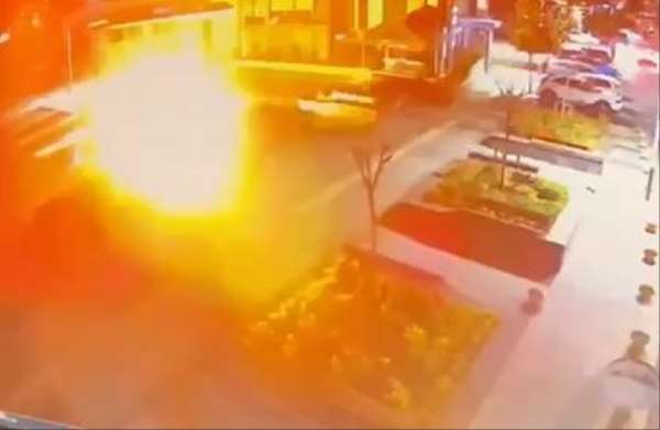 Başakşehir'de el bombalı saldırı anı kamerada