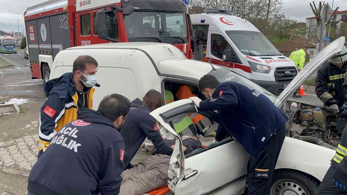 Çorlu'da trafik kazası: Araçta sıkışan yaralıyı itfaiye kurtardı